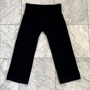 EUC Athleta S Black Kick Booty Yoga Capri